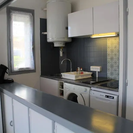 Apartment T2 En Rdc Avec Terrasse, A 500m Du Centre De Port-la-nouvelle, Parking Et Animaux Admis - Fr-1-229c-81 *